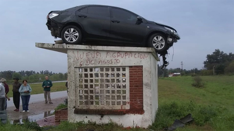 Un auto se despistó, quedó arriba de una garita y el chofer resultó herido