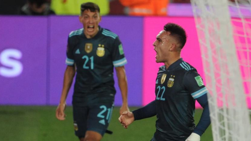 Por un cabezazo de Martínez, Argentina venció a Perú