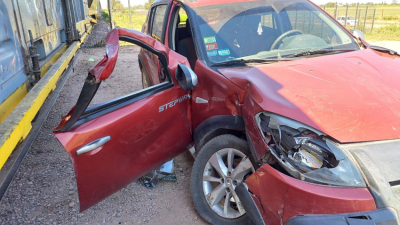 Solo un susto: automóvil colisionó con un tren de carga en Charata