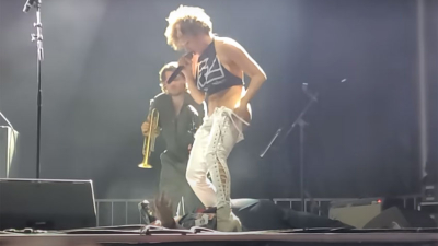 En medio de un concierto, una cantante orinó en la cara de un fan
