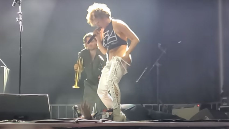 En medio de un concierto, una cantante orinó en la cara de un fan
