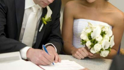 Fue a una boda como testigo y lo casaron con la novia