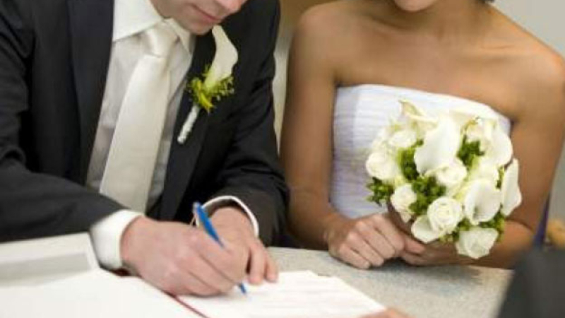 Fue a una boda como testigo y lo casaron con la novia