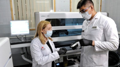 Graduado de FaCENA trabaja en una vacuna única contra el Covid-19, la gripe y la bronquitis