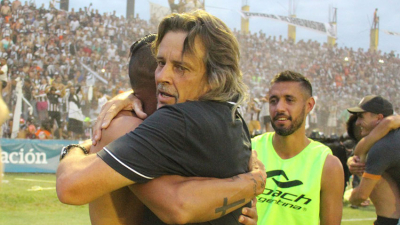 Cravero seguirá siendo el DT de For Ever