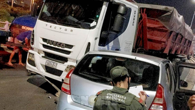 Peligrosa maniobra en pleno puente General Belgrano terminó con un choque frontal