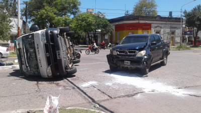 Impactante choque entre una ambulancia y camioneta en Resistencia