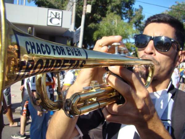 Hinchas de Chaco For Ever reciben a los jugadores y al cuerpo técnico luego de que lograran el ascenso a la segunda categoría del Fútbol Argentino.  06-12-21. Fabián Maldonado/NORTE.
