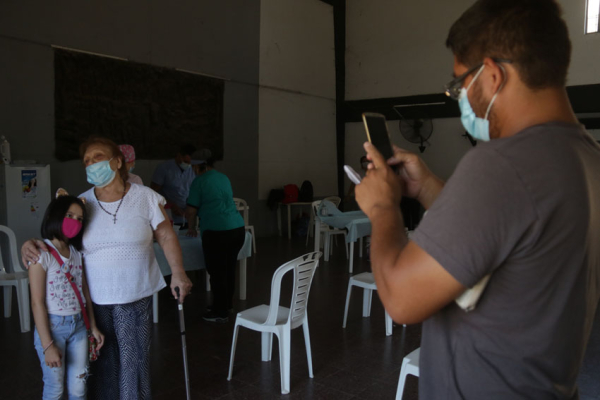 Vacunación de adultos mayores contra el coronavirus. FOTO: MIGUEL ROMERO.