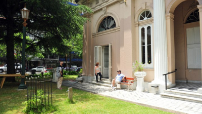 Descubren que las baldosas del Museo Histórico Sarmiento son lápidas