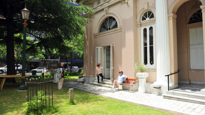 Descubren que las baldosas del Museo Histórico Sarmiento son lápidas