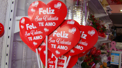 La ciudad se inunda de corazones por el Día de los Enamorados