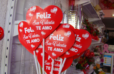 La ciudad se inunda de corazones por el Día de los Enamorados