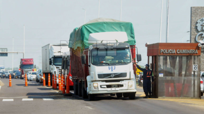 Los controles en el peaje del puente complican el tránsito interprovincial