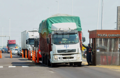 Los controles en el peaje del puente complican el tránsito interprovincial
