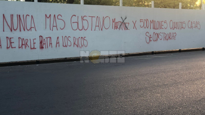 Graffitis con fuertes críticas por el sideral gasto del municipio en la plaza 25 de Mayo