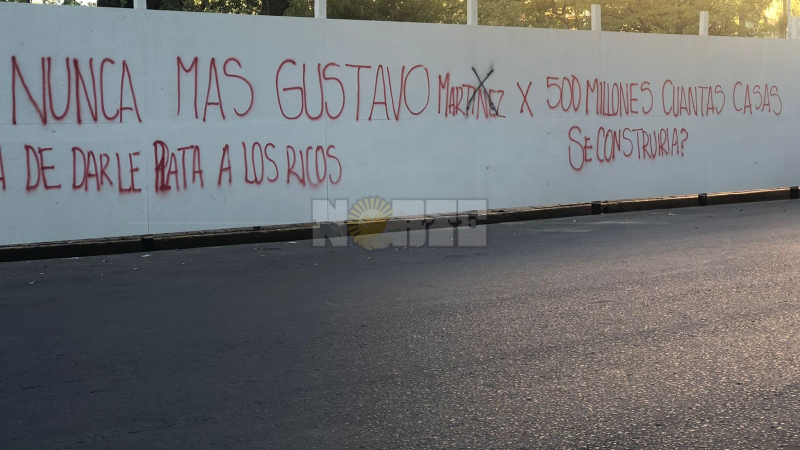 Graffitis con fuertes críticas por el sideral gasto del municipio en la plaza 25 de Mayo