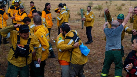 Bomberos-festejaron-la-lluvia.jpg