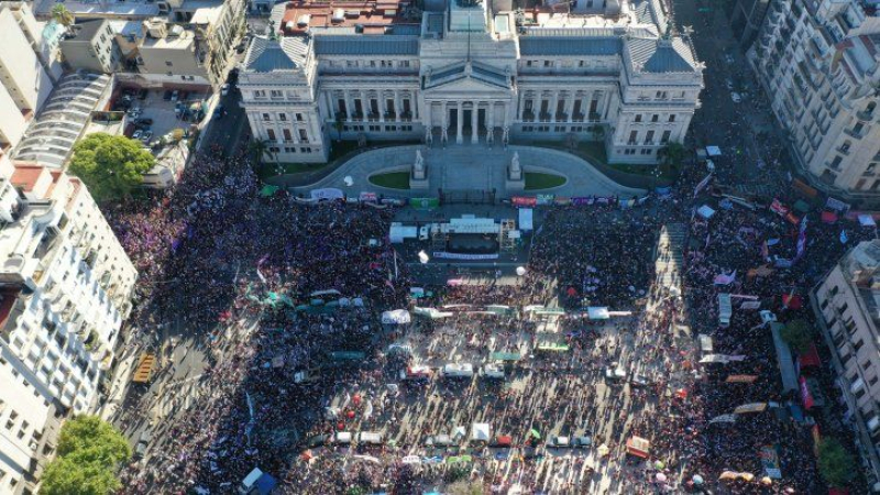Miles de mujeres marcharon en dos columnas al Congreso Nacional