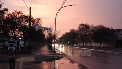 Con una intensa actividad eléctrica llegó la lluvia a Resistencia: hubo cortes de luz en algunos barrios