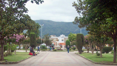 Se hizo pasar por su hija, arregló para verse con el hombre que la acosaba y lo golpeó