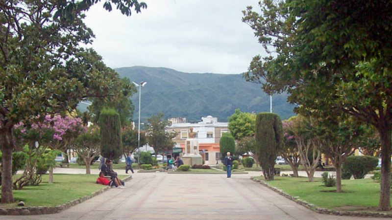 Se hizo pasar por su hija, arregló para verse con el hombre que la acosaba y lo golpeó