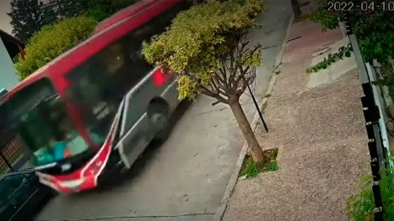 Un niño de 12 años se subió a un colectivo, manejó durante tres kilómetros y chocó a varios autos