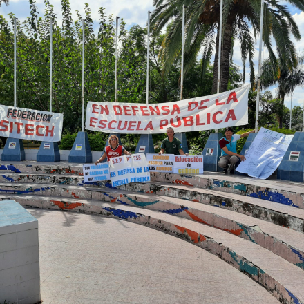 Sin paro, en permanente estado de asamblea, acampan en el centro del pueblo.jpeg