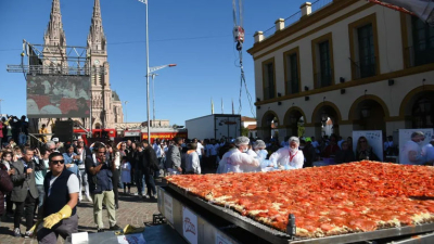 Cocinaron la milanesa a la napolitana más grande del mundo