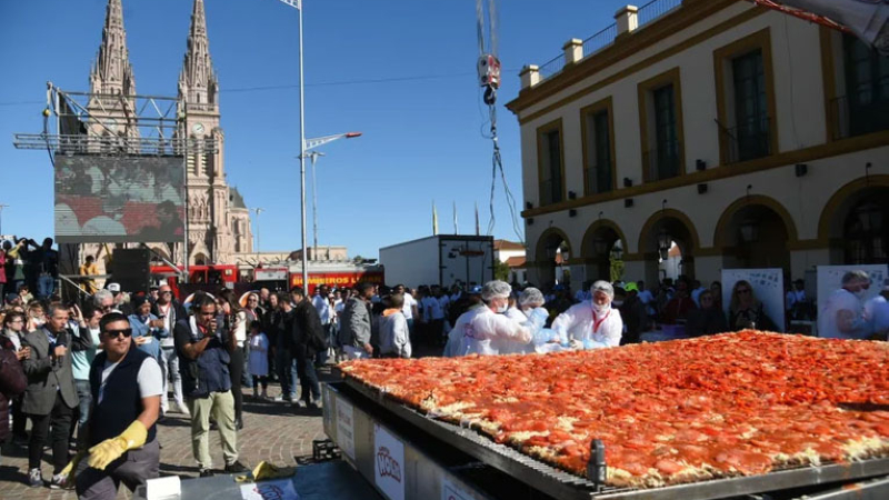 Cocinaron la milanesa a la napolitana más grande del mundo