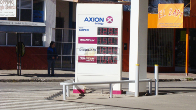 Dos petroleras aumentaron el precio de los combustibles durante esta mañana