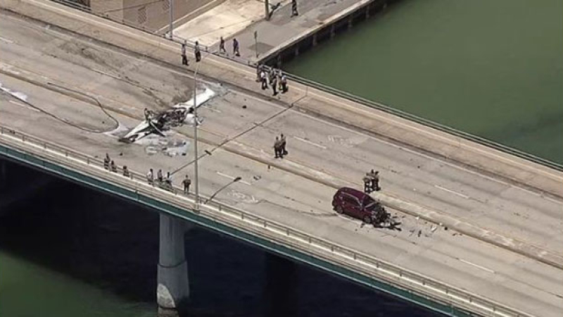 Una avioneta se estrelló contra un puente en Miami