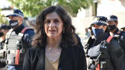 Anuncian crédito para ampliar en 700 plazas los centros de detención