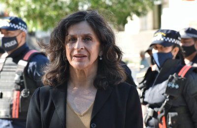 Anuncian crédito para ampliar en 700 plazas los centros de detención