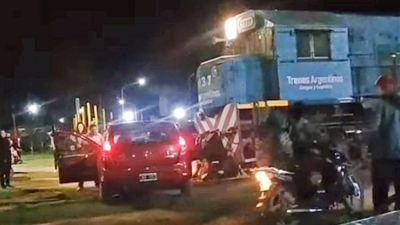 Un tren arrolló un automóvil en pleno centro de Quitilipi