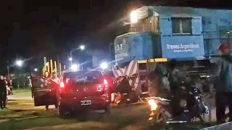 Un tren arrolló un automóvil en pleno centro de Quitilipi