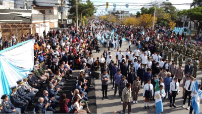 Multitudinario desfile cívico-militar en Resistencia para celebrar el 25 de Mayo