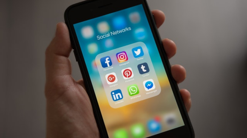Expertos de medios reiteran que las plataformas digitales deben pagar por el uso de sus contenidos noticiosos