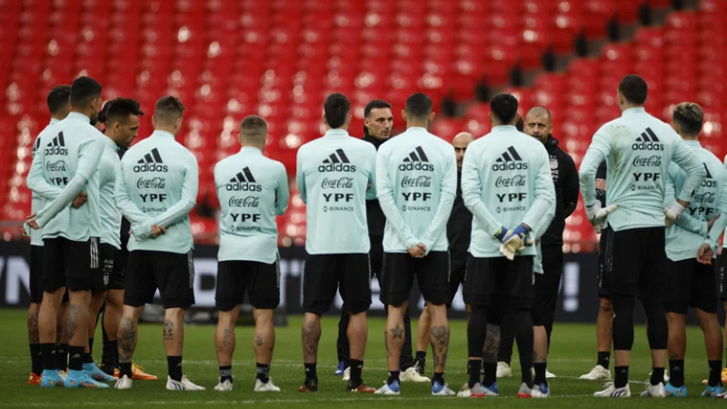 Así formaría la Argentina ante Italia para jugar la Finalissima: Messi de arranque y una baja sensible