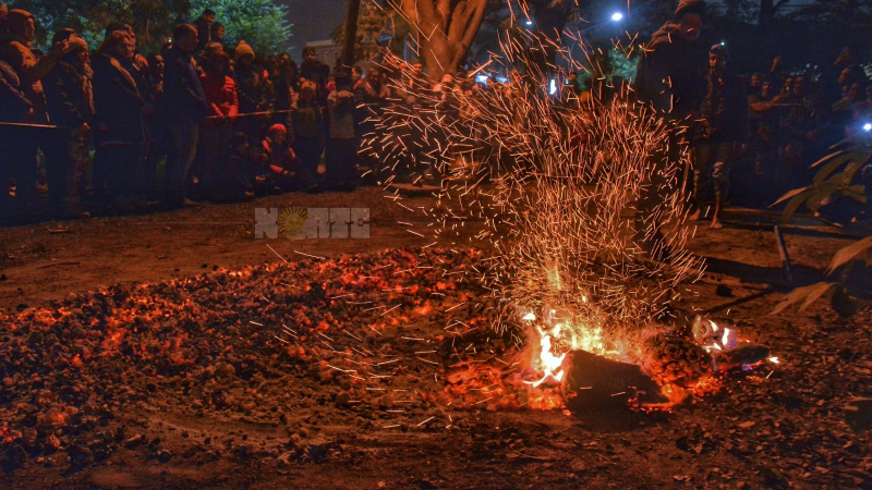 Se celebró el tradicional paso por las brasas o "tatá yahesá"