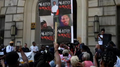 Estados Unidos: policías dispararon más de 60 veces contra un joven afroamericano