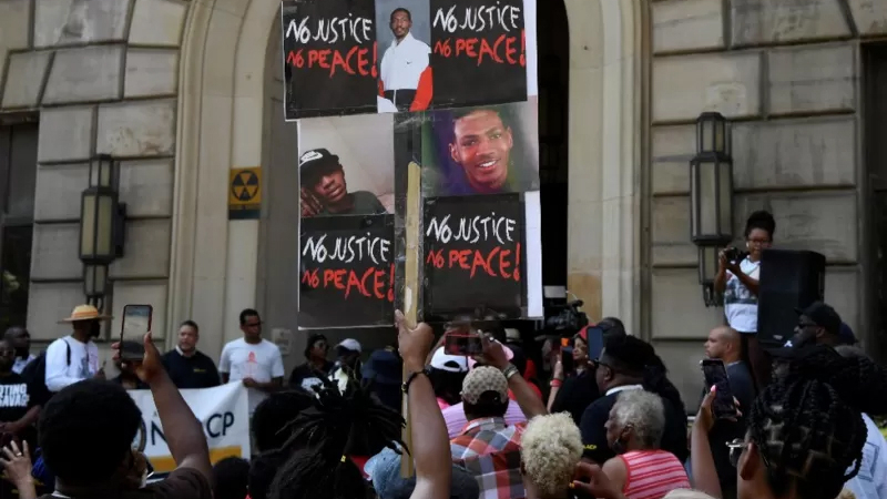 Estados Unidos: policías dispararon más de 60 veces contra un joven afroamericano