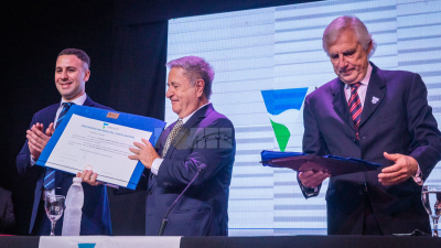 La Uncaus otorgó el doctorado Honoris Causa a Eduardo Duhalde