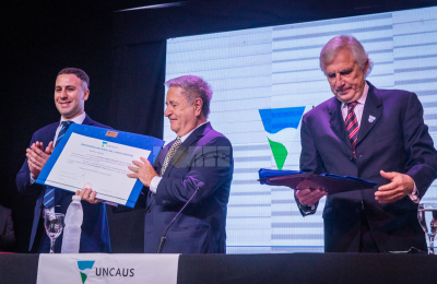 La Uncaus otorgó el doctorado Honoris Causa a Eduardo Duhalde