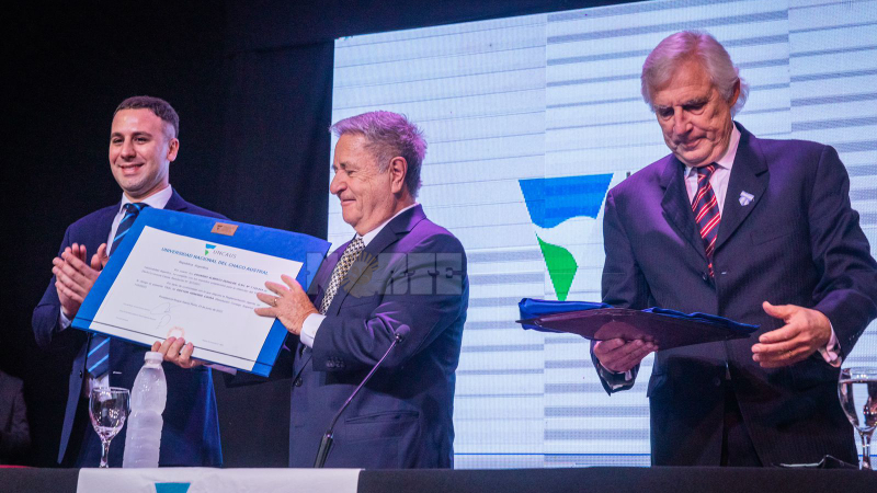La Uncaus otorgó el doctorado Honoris Causa a Eduardo Duhalde