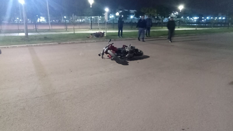 Dos heridos en siniestro vial entre motos en Charata