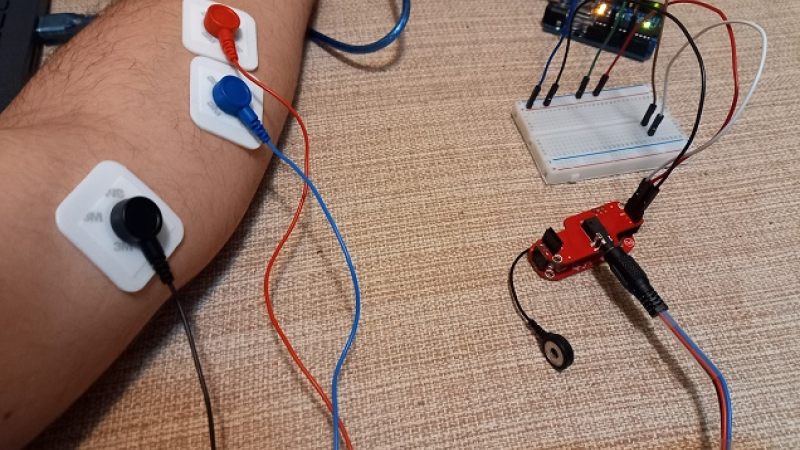 Primeros pasos en la UNNE para el control de tecnologías con señales musculares