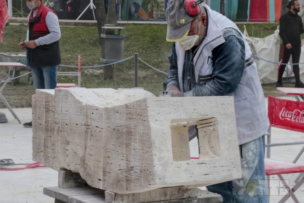 Los escultores hicieron frente a la lluvia en la tercera jornada de la Bienal