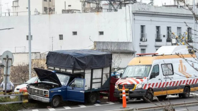Intentaba arreglar su camioneta y murió arrollado