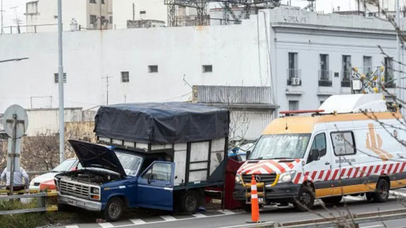 Intentaba arreglar su camioneta y murió arrollado